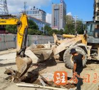 可以免费看男人艹女人逼的软件高温下的坚守｜道路建设者用汗水铺就畅通路